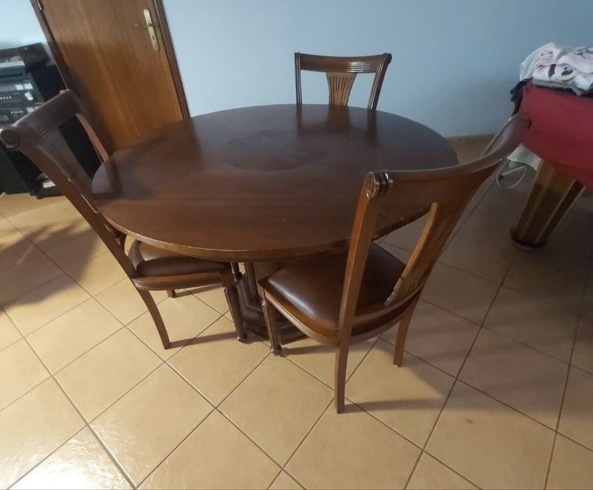 Mesa e cadeiras em madeira maciça