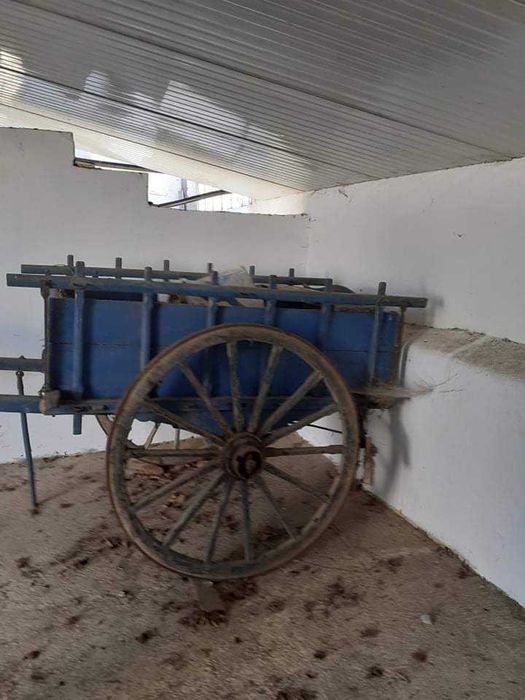 Carroça de madeira usada em bom estado