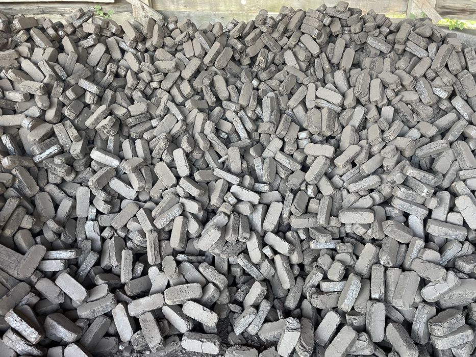 Торфрбрикет насипом та в мішках