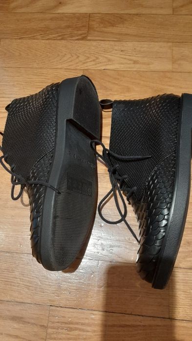 Botins pretos da marca Melissa