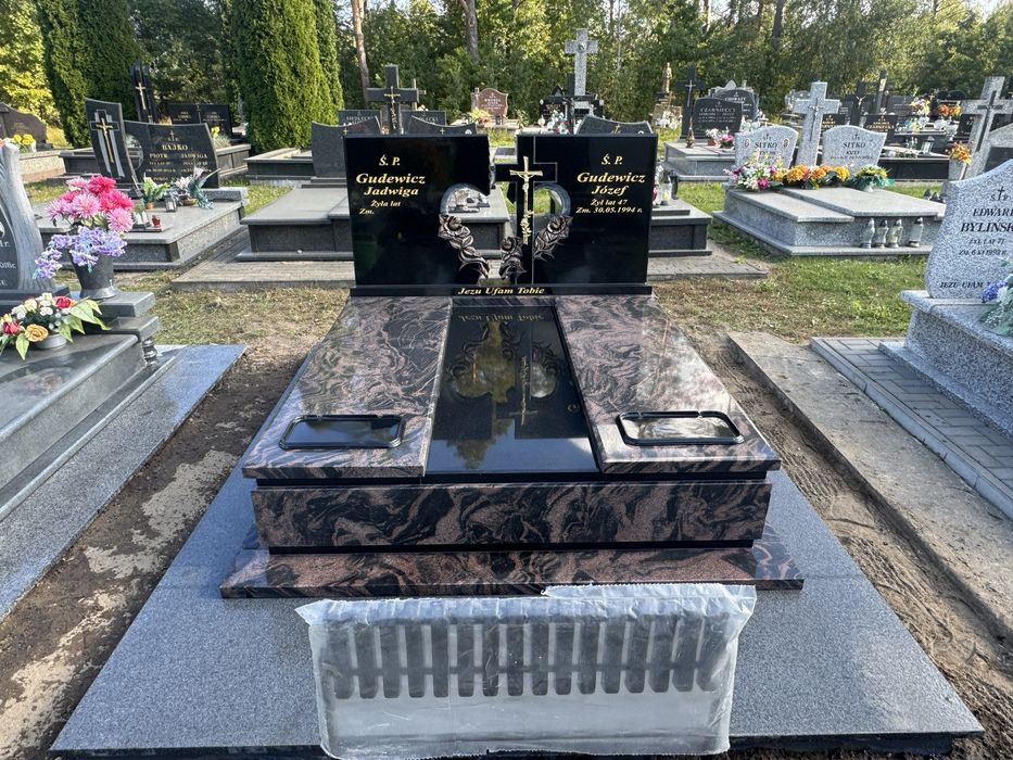 Pomniki/Parapety/Grobowce