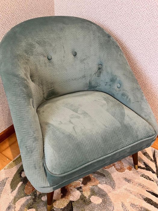 Cadeirão elegante em veludo verde