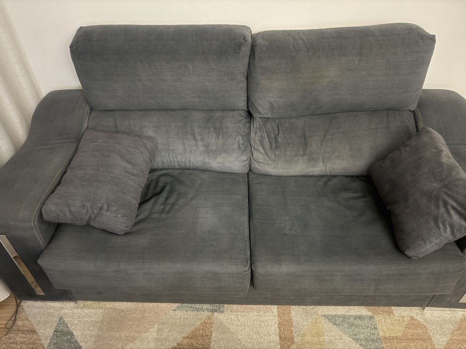 Sofa de 3 lugares com almofadas extensivas .