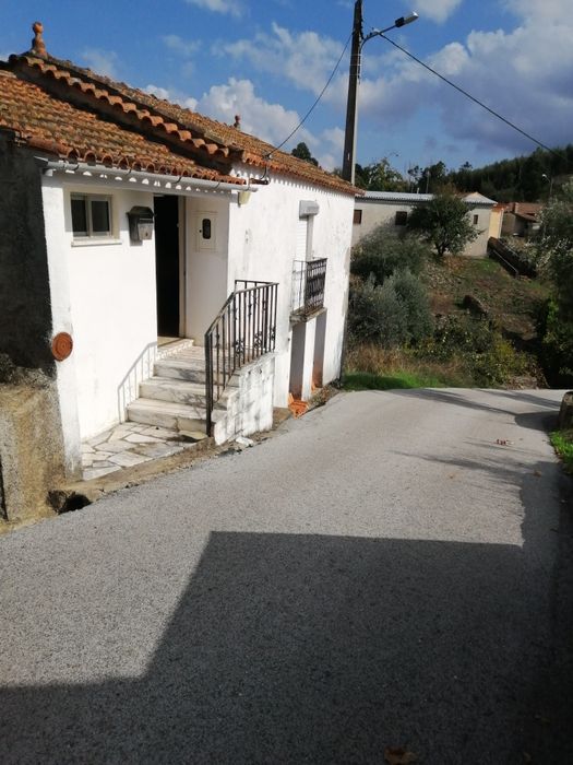 Moradia T2+terreno Coelhal