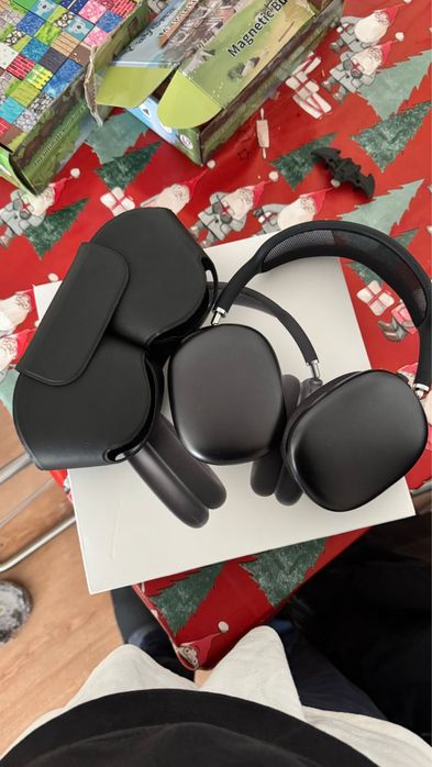 Airpods Max pretos com caixa