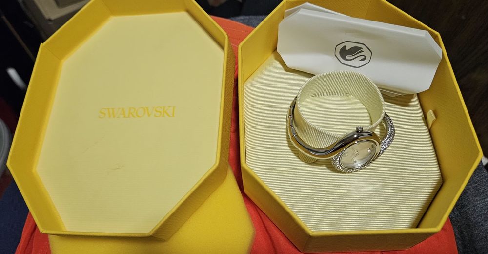 Годинник Swarovski