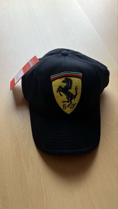 Boné Ferrari vermelho/preto (NOVO)