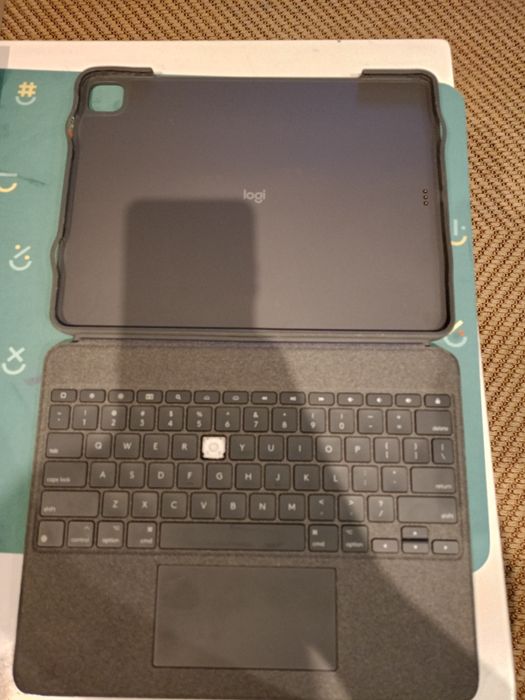 Etui z klawiaturą Logitech- uszkodzona.