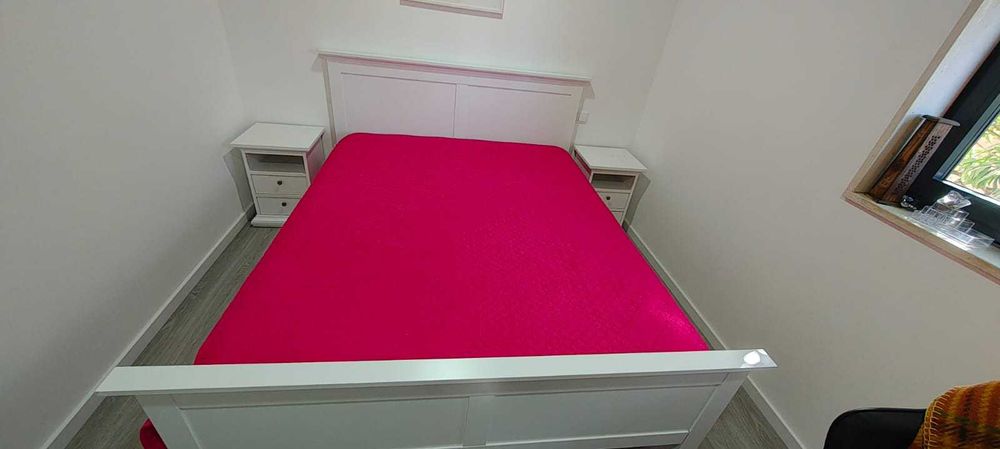 Linda cama casal estofada branca, com medidas 1.90x1.60