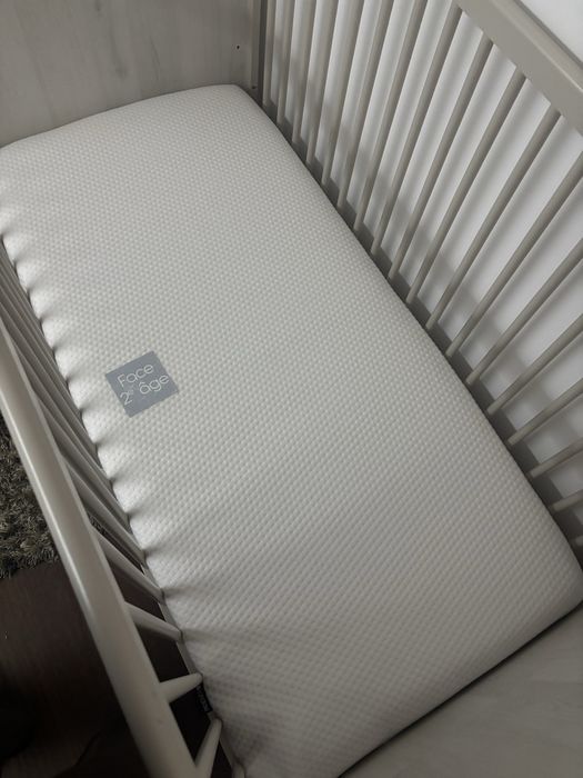 Conjunto de quarto em cinza claro