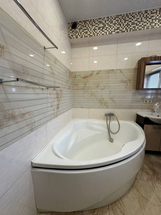 Гарна трьох кімнатна квартира в Гостомелі в тихому місці