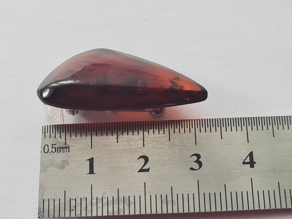 Янтарная  брошка