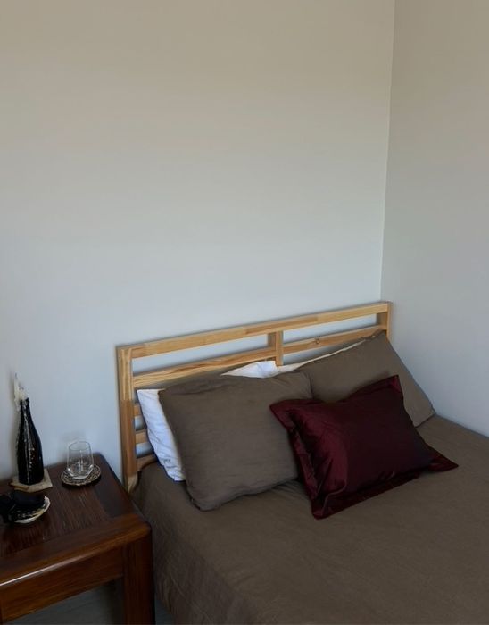 Estrutura de cama TARVA + colchão ÅBYGDA.