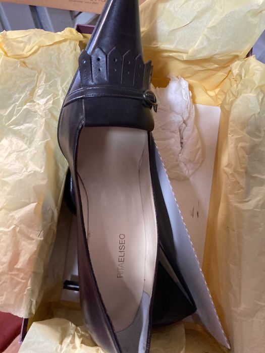 Pele castanho escuro. Novos na caixa.