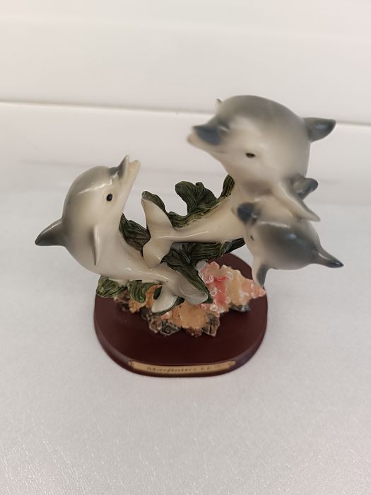 Artigo Decorativo. Golfinhos em Marfinite. 14 cm 13 cm