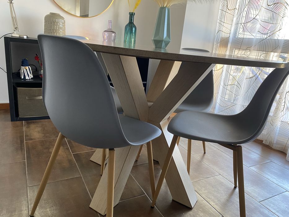 Conjunto mesa redonda e 4 cadeiras**urgente**