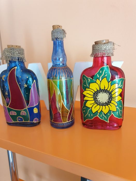 Szklane kolorowe buteleczki -ozdoby na półkę.