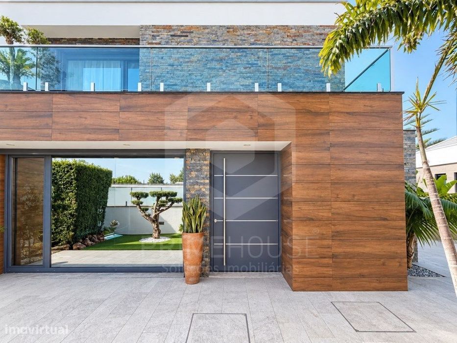 Moradia T4 Premium com Piscina Coberta e Garagem