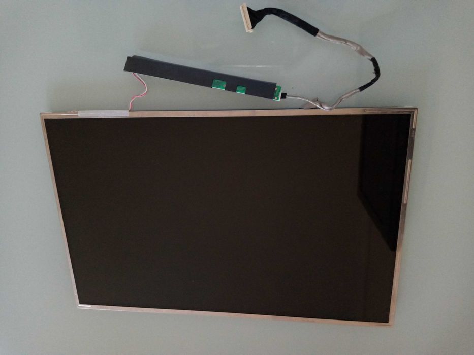 Vendo ecrãs de portátil 16´´