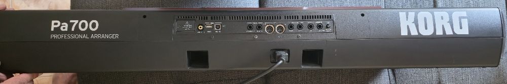 Korg pa700 
1050 euros