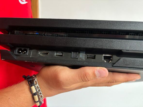 Playsation 4 (1 TB, Pro) com um comando e um jogo (fifa 20)