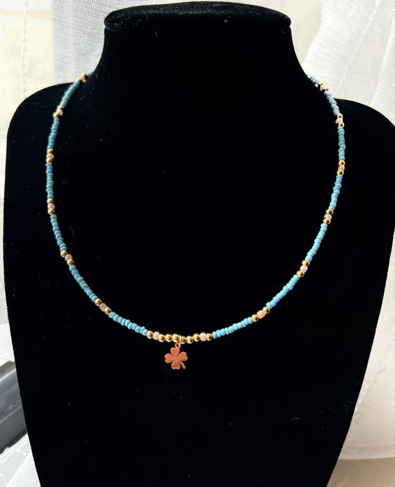 Colar em missangas com pendente