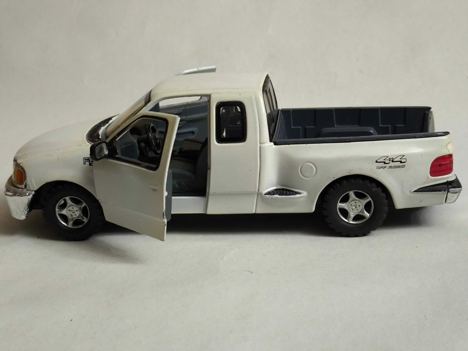 Машинка Ford F-150 Flareside Supercab Motormax 1/24