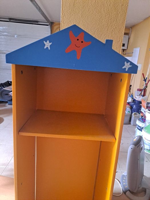 Estante com gaveta, mesa de trabalho com 2 cadeiras e cadeira pequena