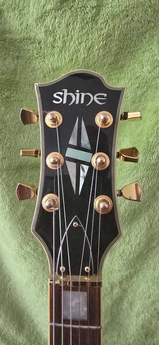 •	Gitara elektryczna Shine Les Paul custom