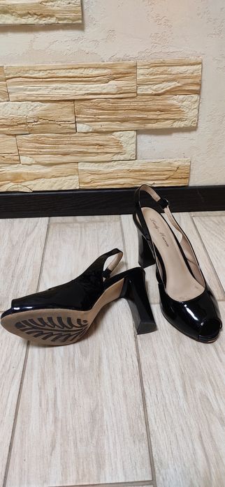 Продам кожаные босоножки р. 39, р.40