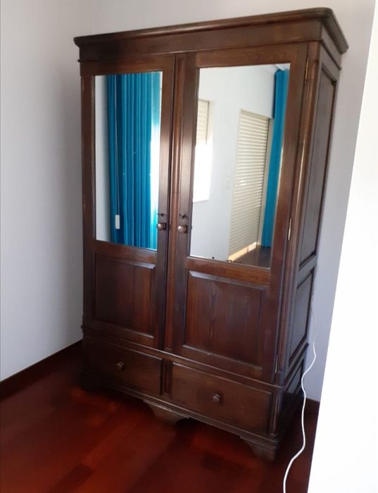 Roupeiro em madeira de castanho maciça.