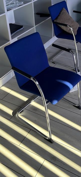 Офісні стільці синього кольору