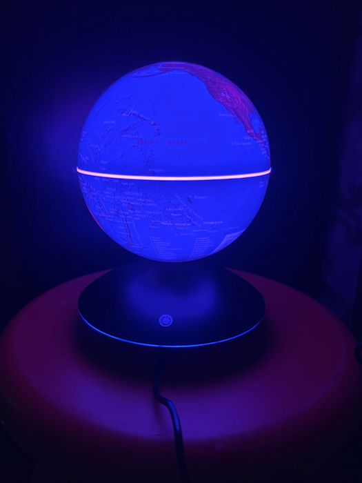 Левітуючий глобус з підсвіткою.