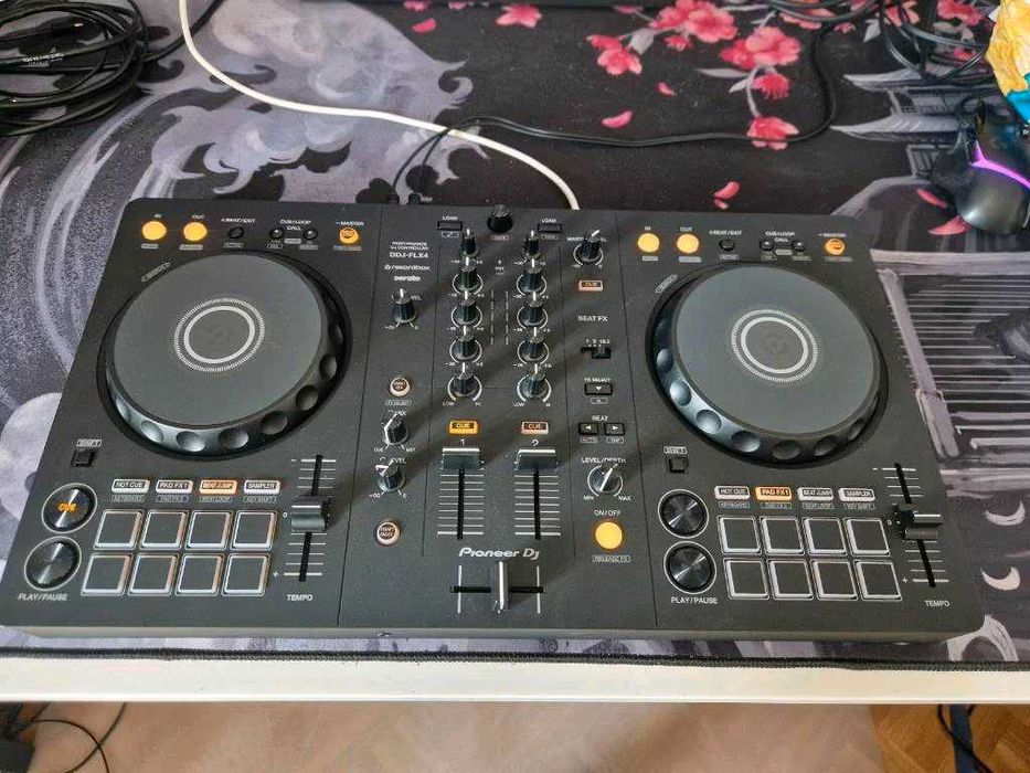 Pioneer (DJ DDJ-FLX4 DJ Controller)
