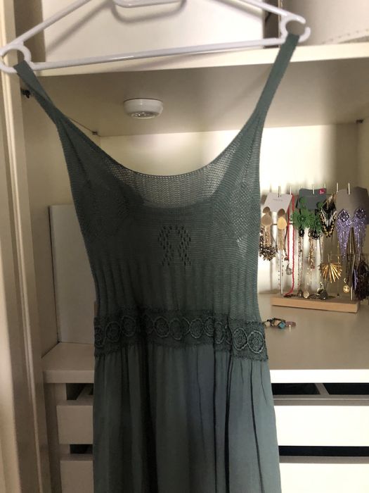 Vestido com crochet no peito