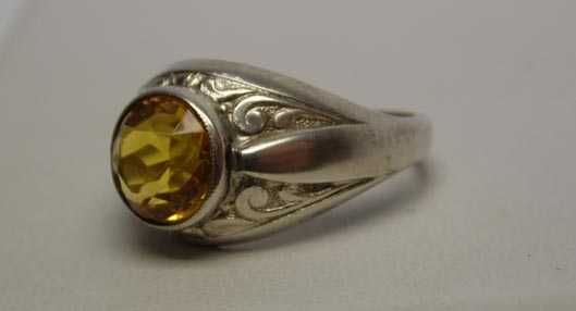 Przedwojenny srebrny pierścionek żółty kamień ornament R.15