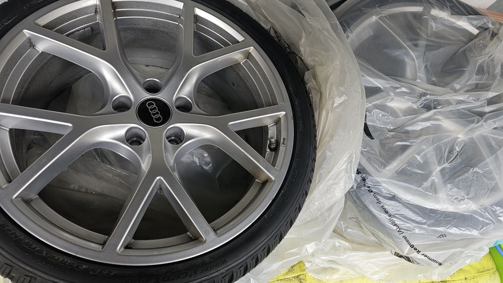 Jantes originais com pneus Audi RS3 8Y
