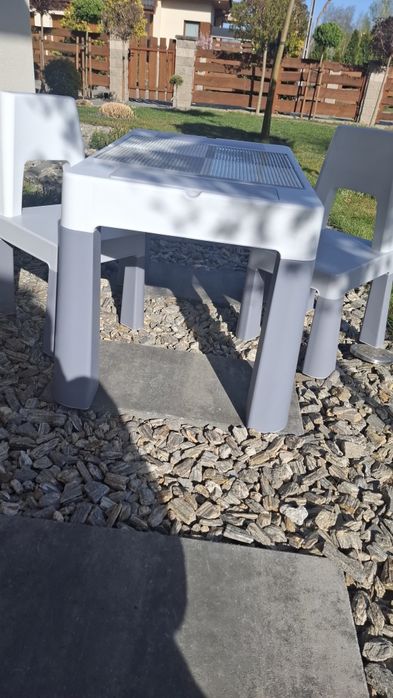 Plastikowy stolik dla dziecka