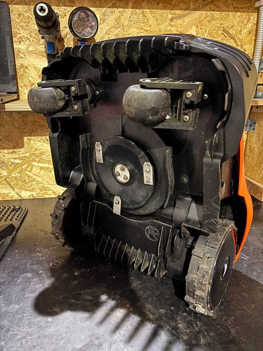 Robot koszący Yard Force Compact 400 RiS 400m2 WiFi iRadar STAN BDB!