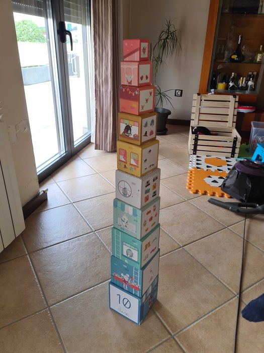 Caixas empilháveis crianças