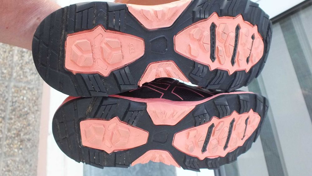 Super buty sportowe marki Asics gel fujitrabuco 6 roz 40,5