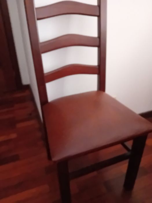 Cadeiras  em castanho
