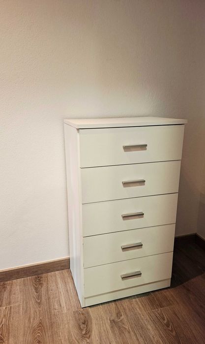 Comoda branca com 4 gavetas