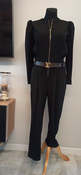 Czarny klasyczny taliowany kombinezon na suwak z bufkami 42