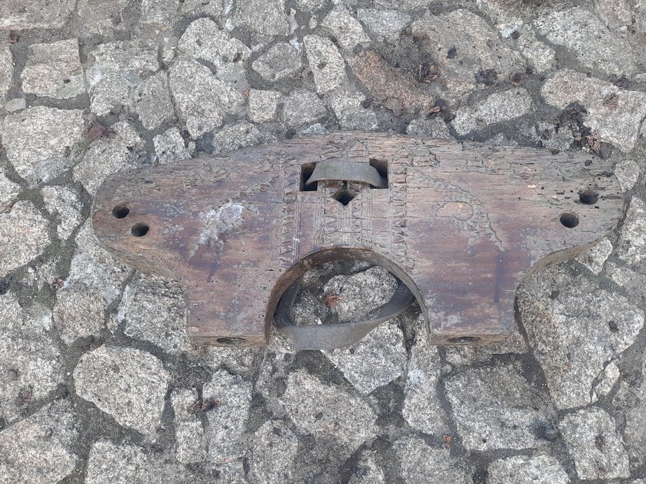Jugos e cangas antigas. Em velharias Teixeira