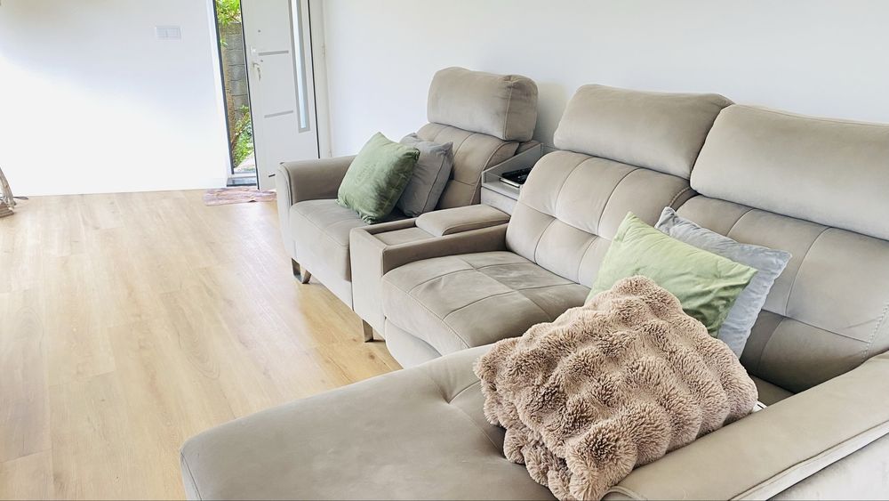 Sofá chaise long de veludo cinza