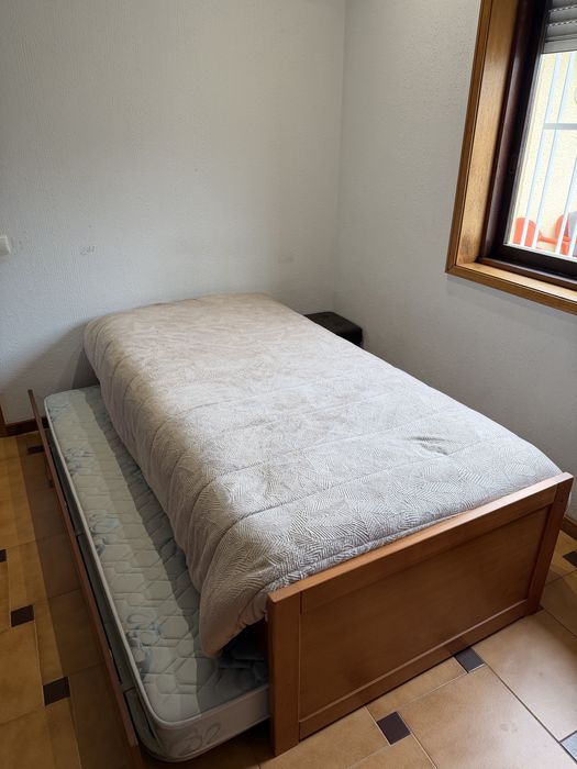 Quarto completo em madeira - roupeiro, cama com gaveta, secretária