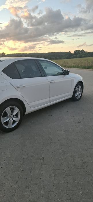 samochód osobowy marki skoda octawia