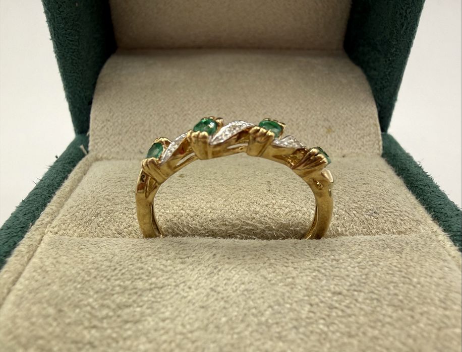 Złoty pierścionek z szmaragdami 0,16ct i diamentami 0,01ct