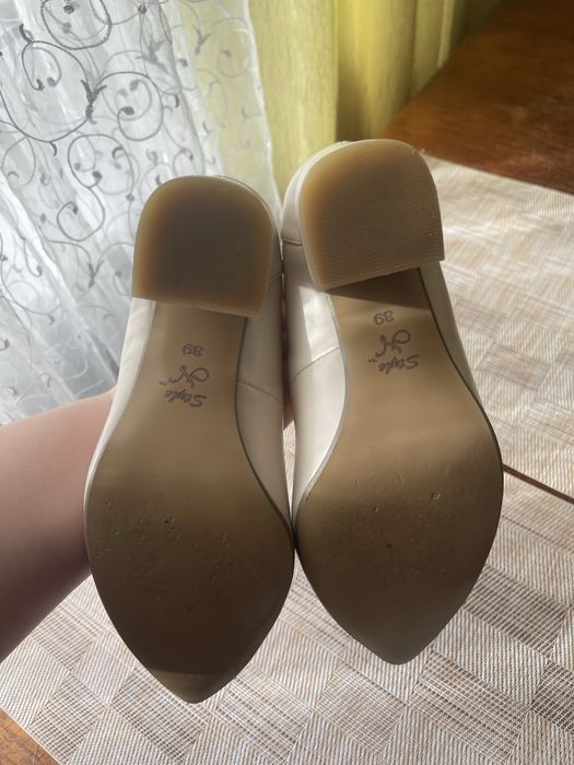 Туфлі на каблуку